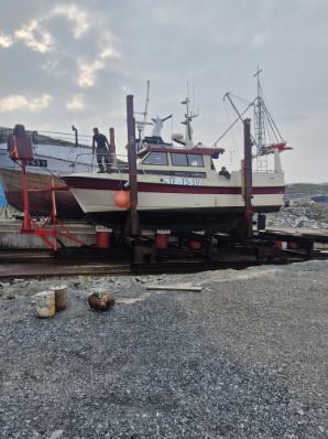 Fiskebåt trygt plassert på slippen i Bugøynes