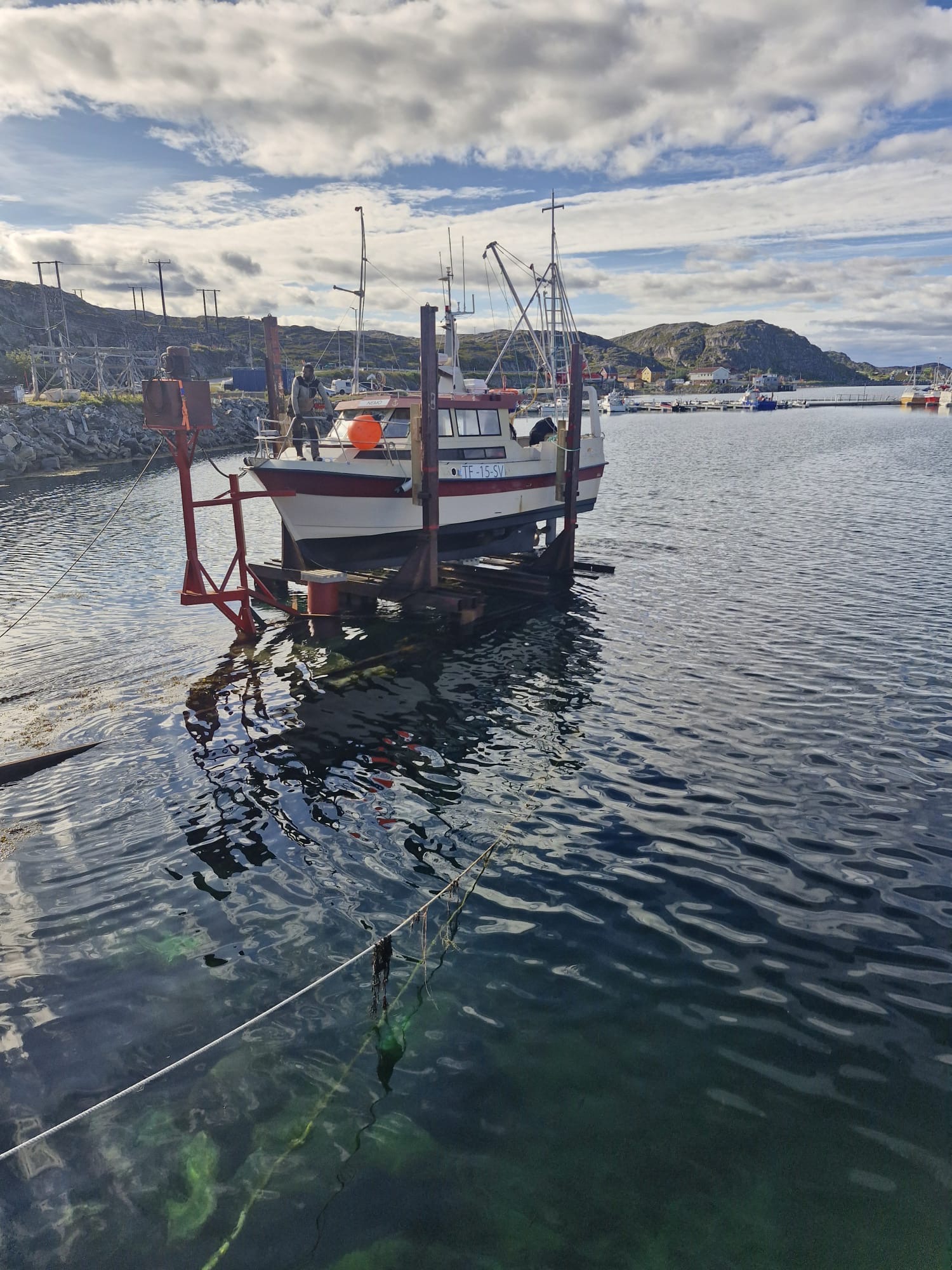 Fiskebåt på slippvognen i havna i Bugøynes