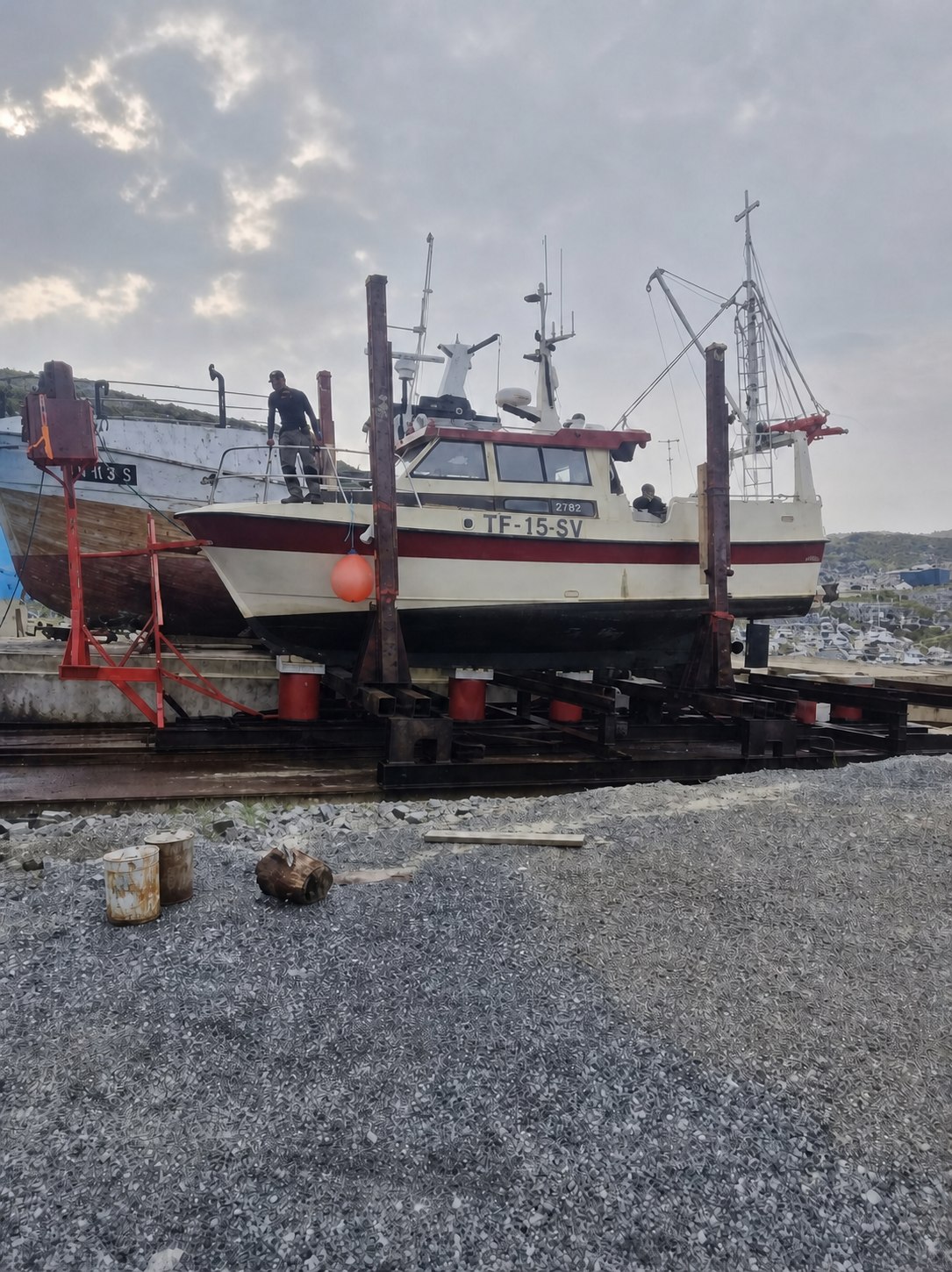 Fiskebåt TF-15-SV trygt plassert på slippen under det første opptrekket