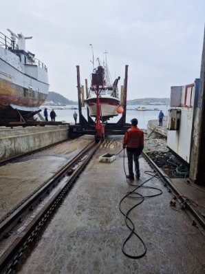 Opptrekk av fiskebåt sett fra verkstedet